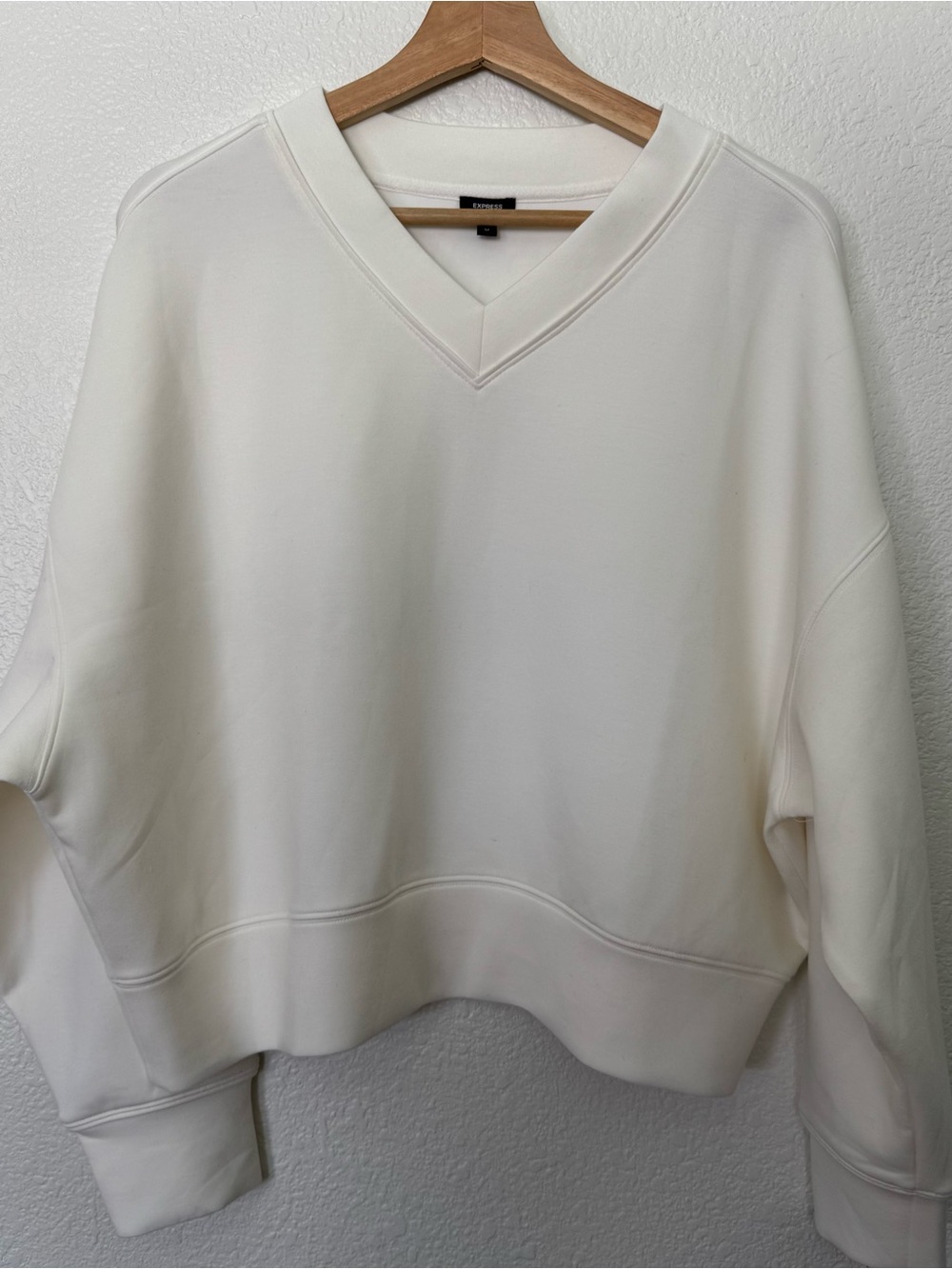 Express Off-White V-Neck Pullover Sweater
